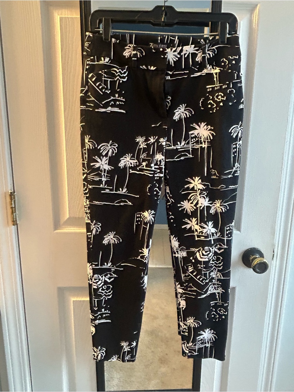 Black and white women’s ankle pants, size 6.